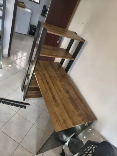 Escrivaninha com bastante espaço