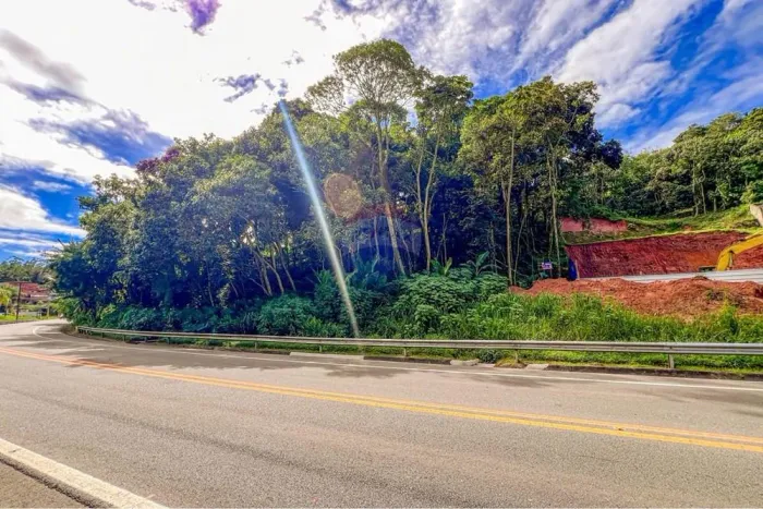 Terreno a venda com 805m² no Jardim Petrópolis em Ribeirão Pires, SP