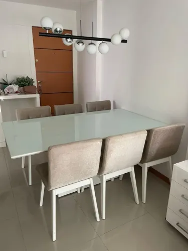 Mesa com tampo de vidro extra clear em laka branco com 6 cadeiras em laka estofada.