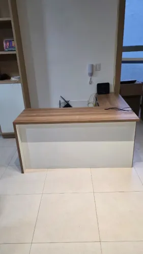 Mesa Escritório em L: Largura de frente 1,47 x 1,35 Largura lateral x 73,5 Altura