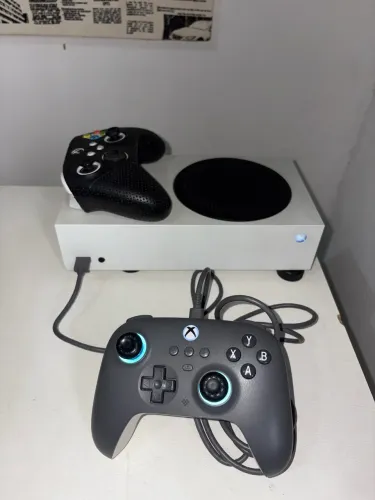 Xbox Series S 512GB + 2 Controles (Inclui 8BitDo Anti-Drift) + Caixa Original