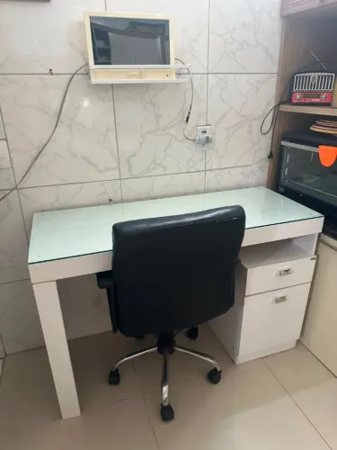 Escrivaninha com vidro + Cadeira de Escritório