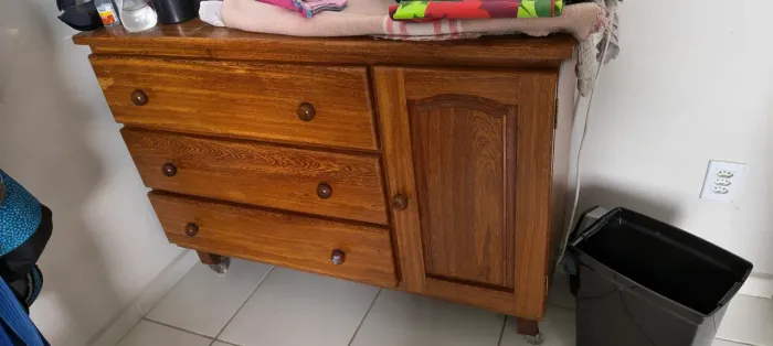 Cômoda de madeira de verdade 3 gavetas e 1 porta