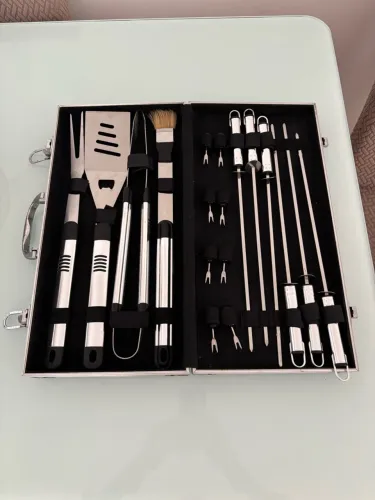 Vendo kit com maleta para churrasco com 18 peças 