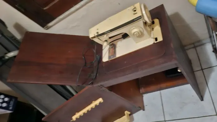 Máquina de costura Singer antiga vintage com móvel em madeira pau d'arco