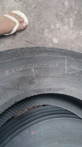 Pneus e portas de caminhão 