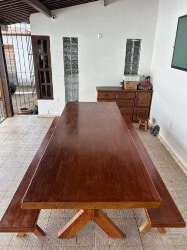 1 MESA e 2 BANCOS MADEIRA MACIÇA