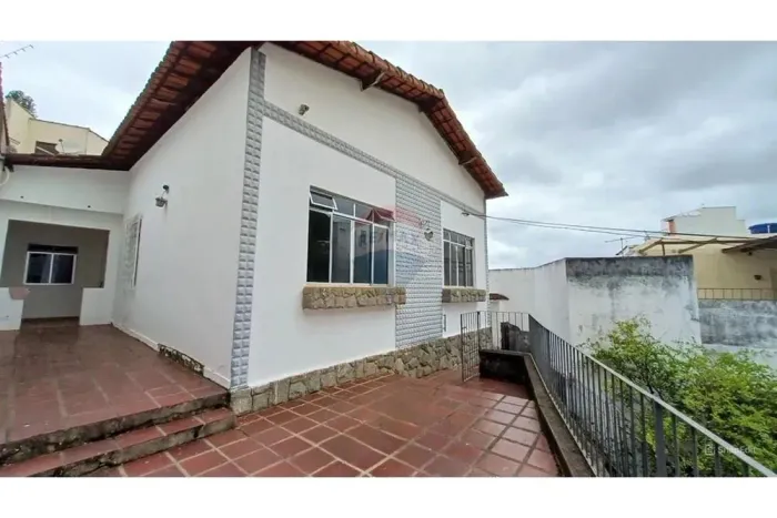 Casa Espaçosa de 4 quartos no Bairro São Mateus - para locação