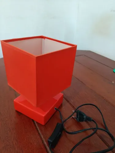 Abajur com desing de cubo laranja