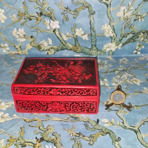 Porta joias ou caixa de laca cinnabar chinesa, esculpida a mão. Mede 6 cm  alt, 14,5 comp