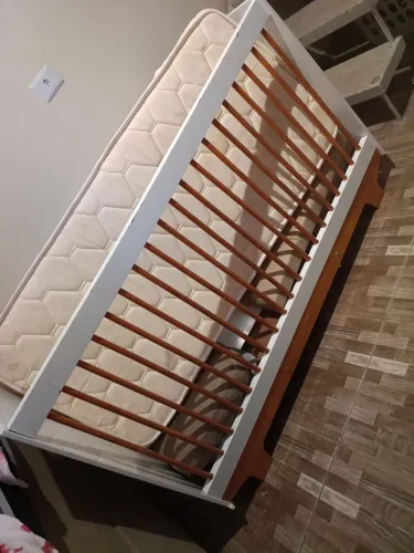 Vende se berço cama semi novo com um pequena parte quebrada.