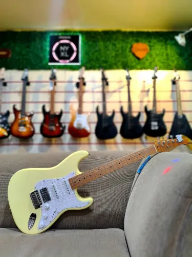 Guitarra Super Stratocaster Seizi Fun Budokan Vintage Olympic White (NOVO!)