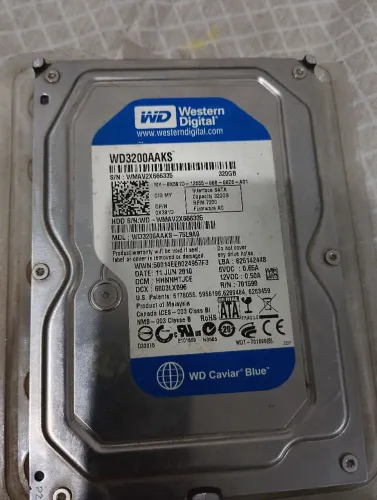 Vendo 2 HDs 320 gigas e 160 gigas com windows 10 pró instalado e um gravador de cd e dvd