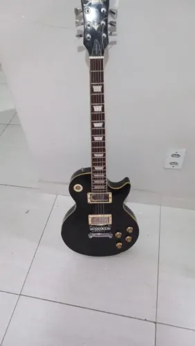 Guitarra com avarias de uso