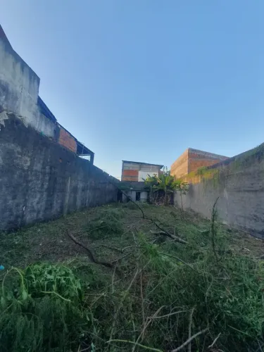 TERRENO URBANO COM 300mts² PLANO TODO MURADO em Cajazeiras XI - Salvador - BA