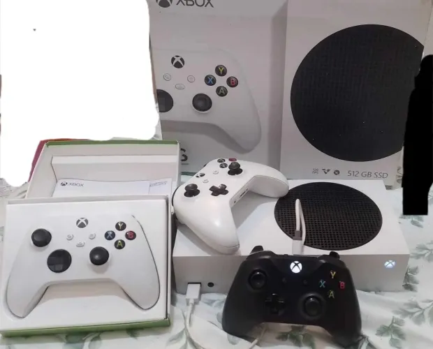 Xbox Series S com 3 controles