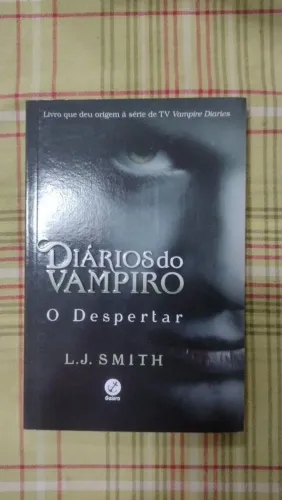 Livro "O Despertar" da Coleção Diários do Vampiro Novo