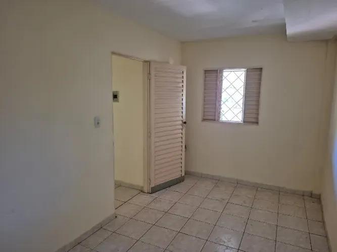 Kitinete 2 Quartos,  Setor Campinas -  sem condomínio, sem garagem.