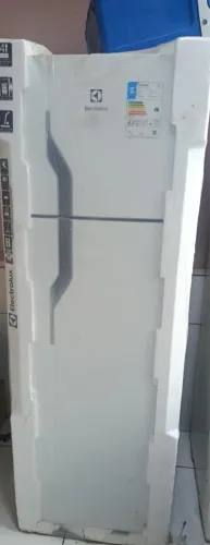 Vendo geladeira novinha lacrada nunca usada duas portas