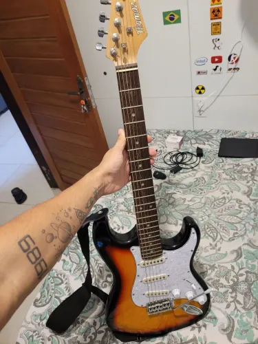 Guitarra Thomaz Stratocaster em excelente estado
