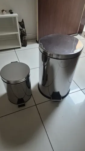 Kit 2 Lixeiras Inox com Pedal e Balde Interno | Excelente Estado