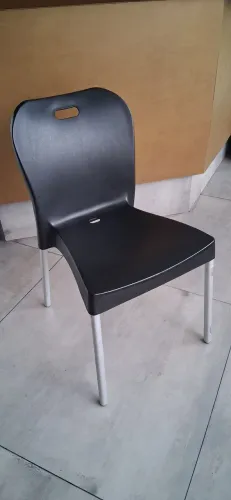 Cadeira Plastica Preta com Pés Metalicos