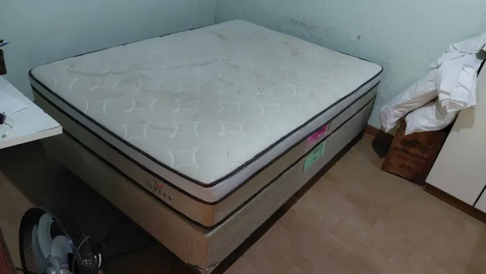 Cama box Plumatex + colchão com marcas de uso. R$ 300,00 pra vender logo.