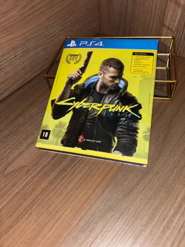 Jogo de PS4 Mídia Física Cyberpunk 2077. Acompanha mapa do jogo e cartões postais