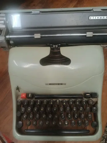 Máquina de escrever antiga Olivetti 