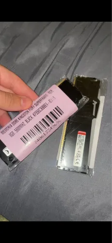 Um pente de Memória ram 8gb. 5600mhz, kingston, rgb