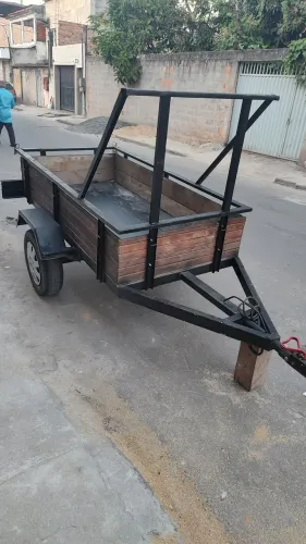 Vendo está carretinha pronta pra trabalhar medidas 210cm×1,02cm leia a descrição.