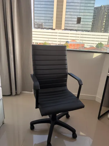 Cadeira de Escritório Diretor Preta - Praticamente Nova / Regulagem de Altura