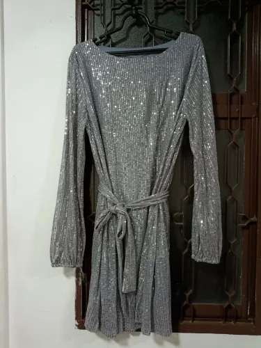 VESTIDO COM BRILHOS PARA FESTAS NOTURNAS E BALADA