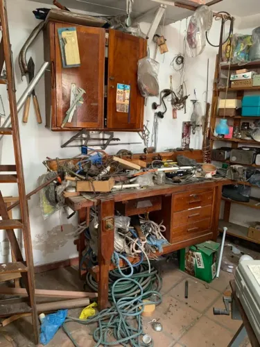 Armário de Oficina e Bancada de Marceneiro Antiga em Peroba-Rosa Maciça  em Imbuia 