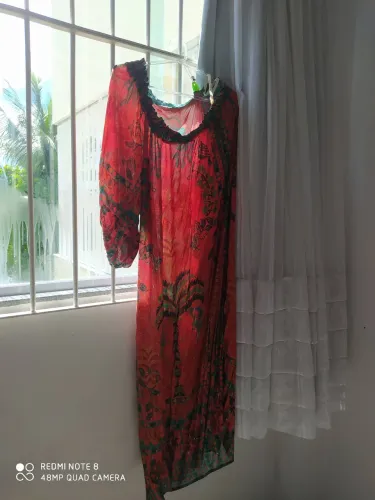 Vestido lindo Farm, G, tecido fluido com brocados dourados.