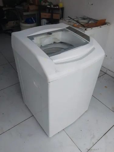 Máquina de lavar Brastemp 10kg com 3 meses de garantia funcionando perfeitamente.