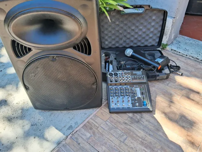 Cx.ativa 12 Mesa de som 4 canais e microfone ? sem fio 