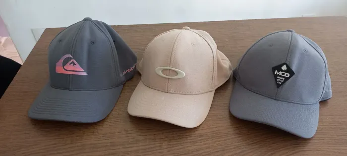 Bonés, quiksilver oakley e mcd semi novos