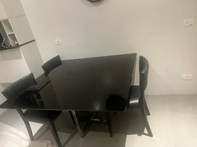 Mesa de jantar espetacular de vidro com 03 cadeiras de couro preto