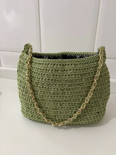 bolsa de crochê verde com alça dourada 0,30 largura x 0,23 alt.
