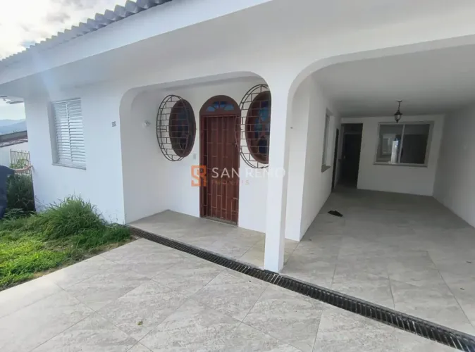 Trindade | Casa 3 quartos, sendo 1 suite