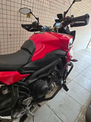 Yamaha Trace GT 900 Equipamentos: Proteção Carter, Proteção do motor com pedais.
