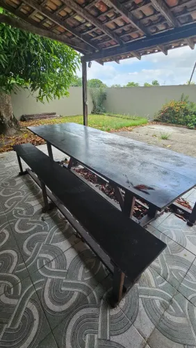 Mesa grande com 2 bancos