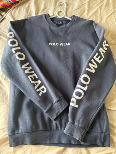 polo wear azul com nome nas mangas TAM g