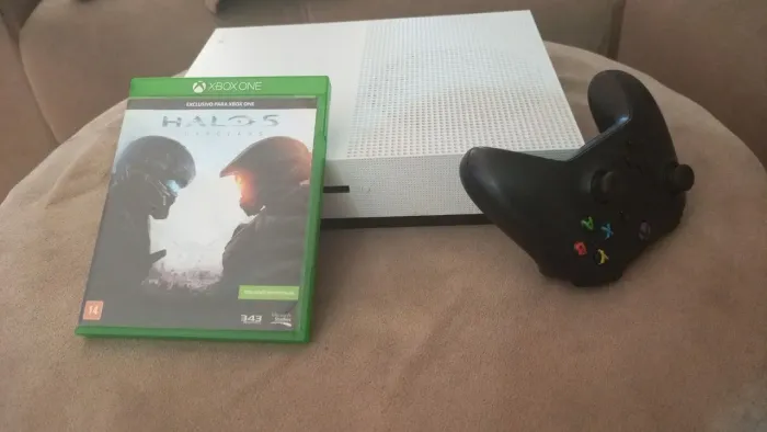 Xbox one s com todos os cabos e controle mais um jogo 