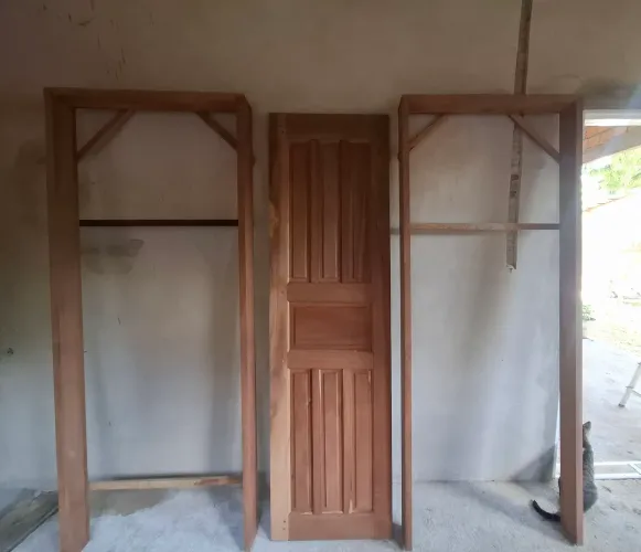 Vendo 1 porta e 2 aduelas de madeira