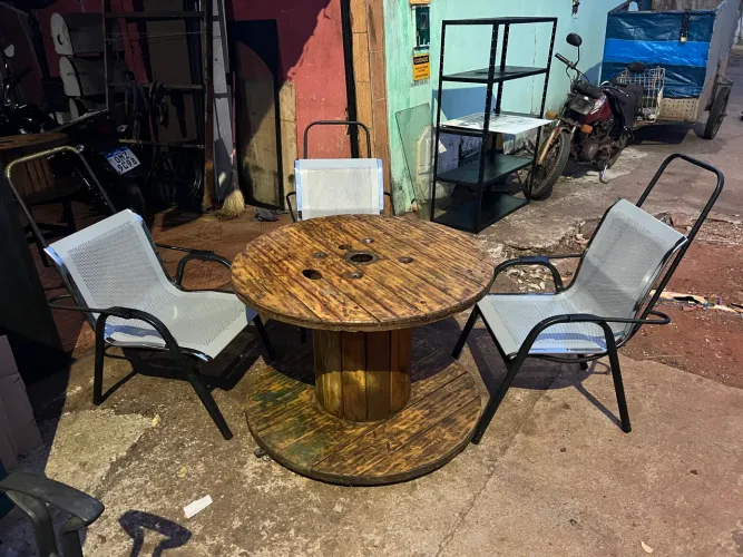 Mesa com 3 cadeiras 