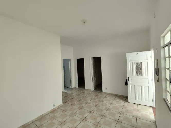 Casa térrea com 2 quartos e pequeno quintal em Jardim Guassu - São Vicente - SP