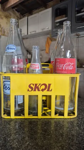 Engradado + Garrafas Retornáveis Coca-Cola e Guaraná Jesus