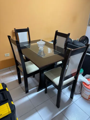 Mesa de jantar com 4 cadeiras